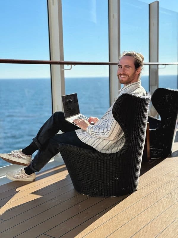 Ricco Gross  sitzt vor einem Fenster 